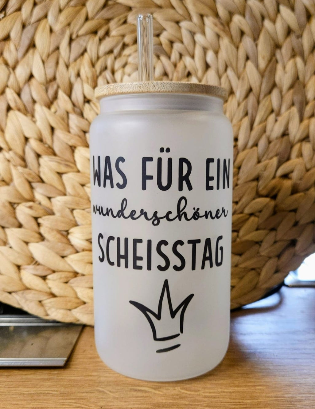 Wunderschöner Scheißtag – Trinkglas mit Bambusdeckel & Strohhalm