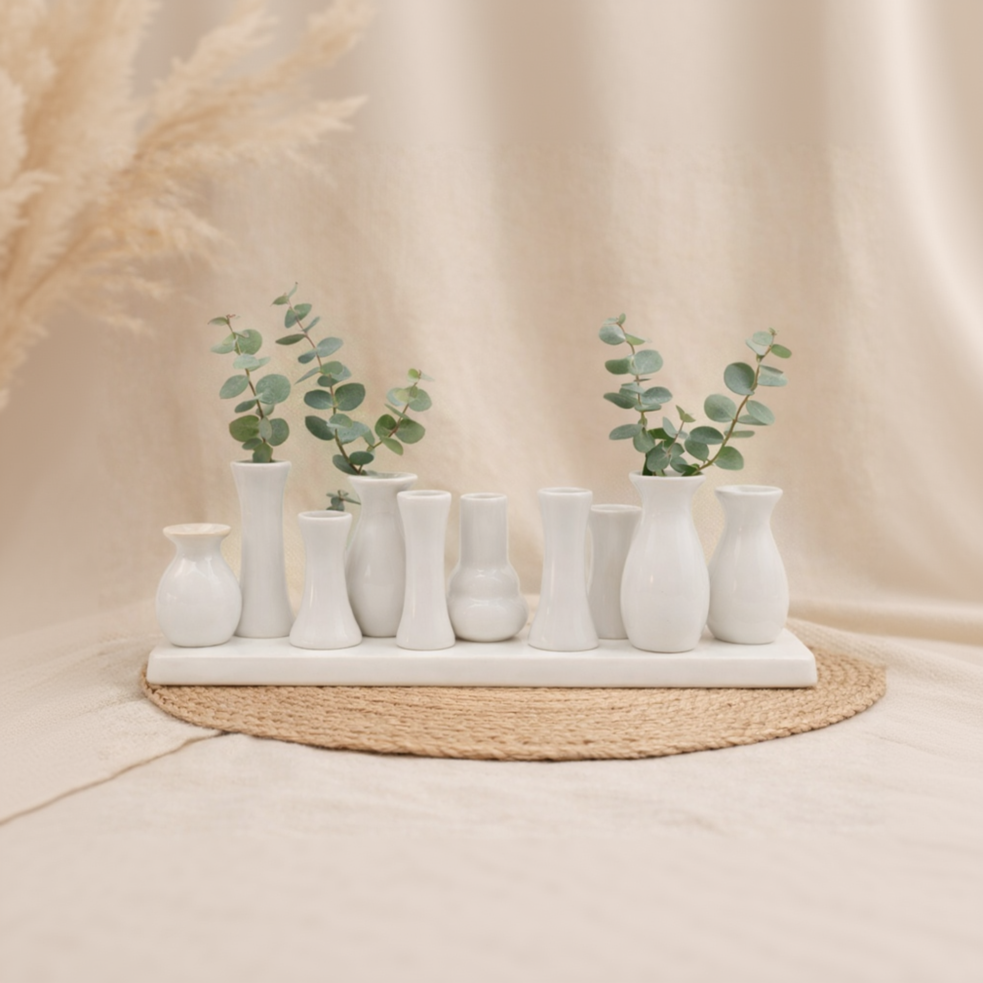 10 Keramikväschen auf Tablett – weiß