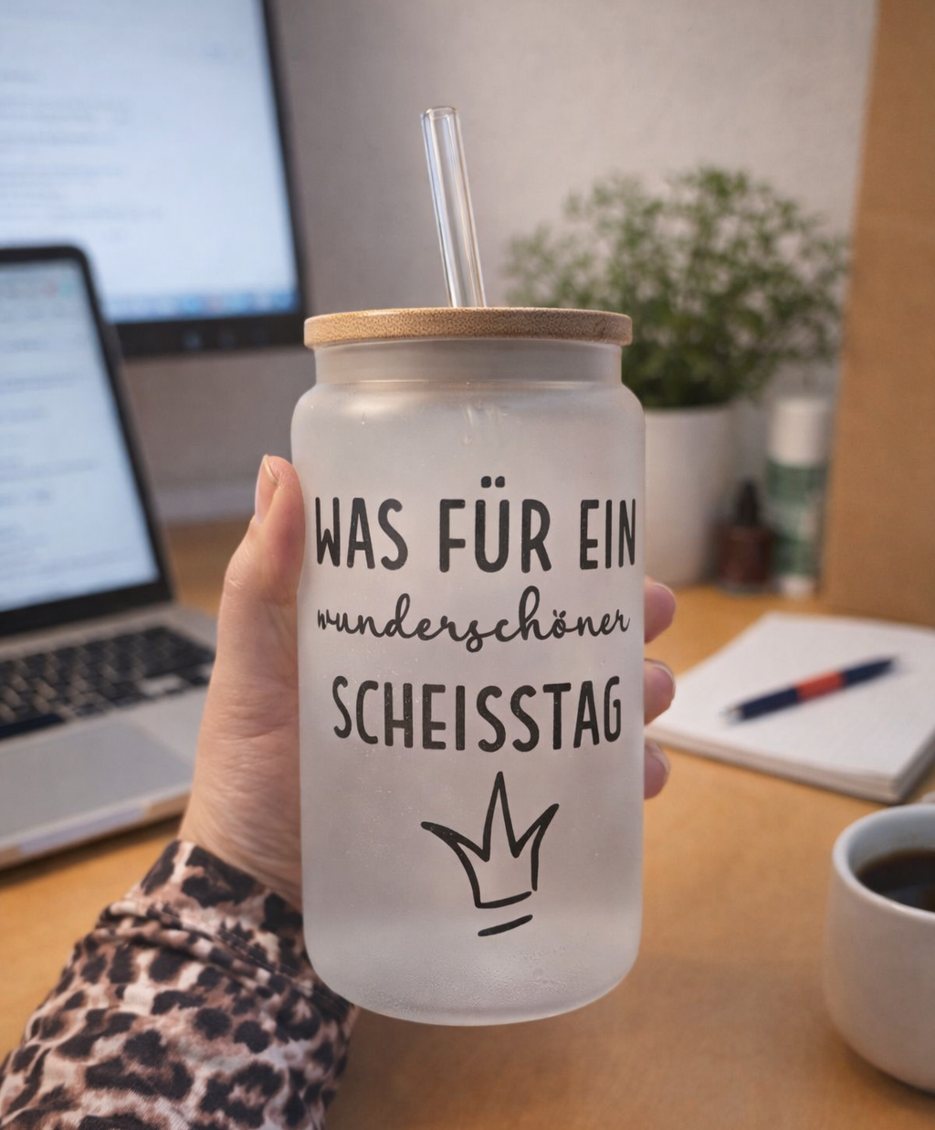 Wunderschöner Scheißtag – Trinkglas mit Bambusdeckel & Strohhalm